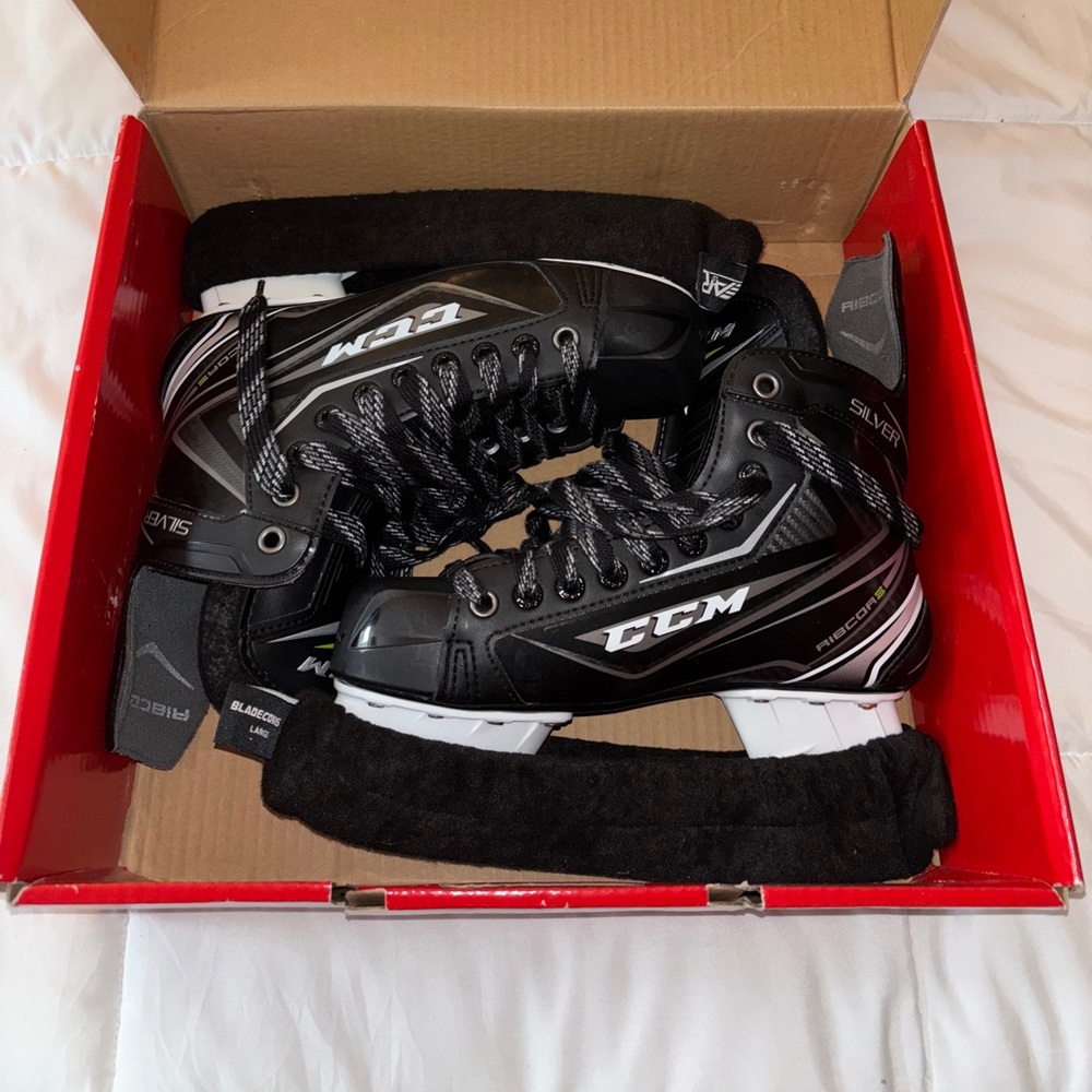 CCM Ribcore Men’s/Senior Ice Hockey Skates 2017, M003SR, Shoe Sz 8.5, Skate Sz 7